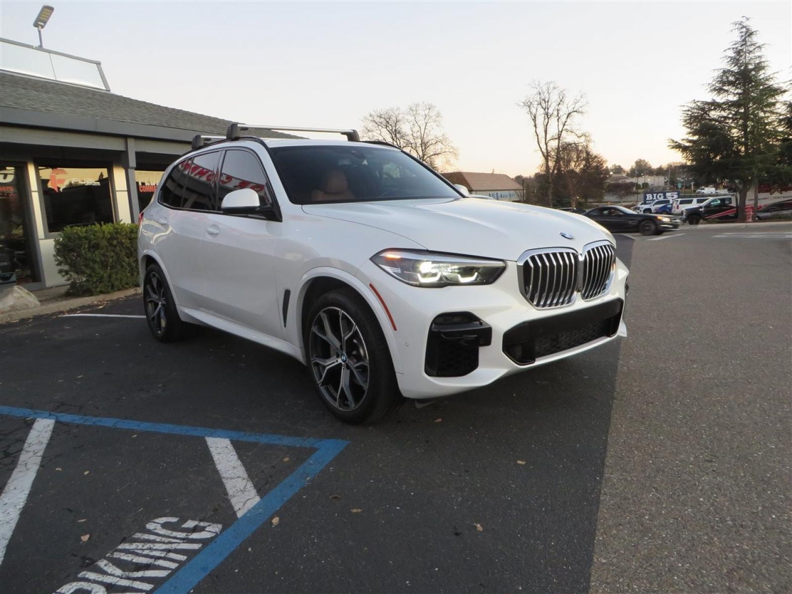2022 White /BROWN BMW X5 xDrive40i (5UXCR6C08N9) with an 3.0L L6 DOHC 24V engine, 8A transmission, located at 2630 Grass Valley Highway, Auburn, CA, 95603, (530) 508-5100, 38.937893, -121.095482 - Photo #2
